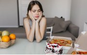 La bulimia consiste de un ciclo de atracones seguidos de conductas compensatorias, como vómitos y ejercicio excesivo.