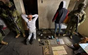 Militares intervinieron un inmueble en Cotocollao, Quito, donde encontraron armas, presunta marihuana, dispositivos móviles y prendas similares a uniformes militares.