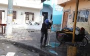 Camilo Orrala limpiaba los exteriores de su vivienda, la mañana de este viernes 14 de agosto.