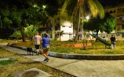 Pocos vecinos acuden por las noches al parque ubicado en los bloques de Pradera 1. En el espacio se observa maleza crecida y alta presencia de mosquitos.