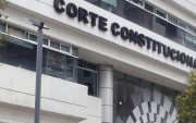 El alcance de las decisiones de la Corte Constitucional y su relación con la Asamblea Nacional genera un debate sobre la separación de poderes en Ecuador.