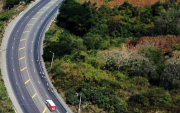 La vía Charapotó-San Clemente-Bahía de Caráquez requiere mantenimiento y limpieza de drenajes para reducir el riesgo de aislamiento durante una emergencia climática.