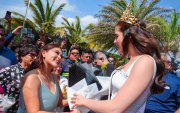 La actual Miss Universo, Fátrima Bosch, recibió flores a su llegada a la provincia de Santa Elena