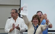 Andrés Roche (izquierda) y Luzmila Nicolalde acudieron este 15 de agosto de 2026 a la inscripción de sus candidaturas.