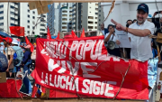 Foto trabajada con IA con la bandera de Unidad Popular y la foto de Pabel Muñoz, de la RC.