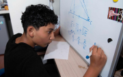 Juan Diego Espinosa, de 14 años, estudia en el ISM North, en Quito. Estuvo en Vietnam, en una competencia internacional de matemáticas, en agosto 2026.
