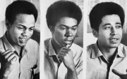 George Jackson (derecha), Fleeta Drumgo (centro) y John W. Cluchette (izquierda), conocidos como Hermanos de Soledad, cuyo caso expuso la violencia del sistema penitenciario estadounidense.