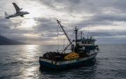 Un avión de patrulla sobrevuela un barco pesquero, en una recreación conceptual del caso Fiorella y las interrogantes sobre su desaparición.