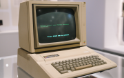 Las primeras computadoras personales acercaron el mundo digital a los hogares, aunque conectarse a Internet todavía requería comandos, módems telefónicos y grandes dosis de paciencia.