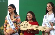 Dalia Bucaram y Fatima Bosch recibieron las llaves de la ciudad de Santa Elena en honor por su vista a los actos festivos del descubrimiento peninsular