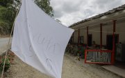 ACOMPAÑA CRÓNICA: COLOMBIA TERREMOTO AME9646. ANSERMANUEVO (COLOMBIA), 16/08/2026.- Fotografía que muestra este sábado una bandera blanca en la que se lee 'Ayuda, SOS' frente a una casa afectada por el terremoto de magnitud 7,4 del pasado lunes, en Ansermanuevo (Colombia). Una bandera blanca con el mensaje “Ayuda, SOS”, colgada en una vivienda rural de Ansermanuevo, evidencia la angustia de los campesinos afectados por el terremoto, quienes claman por ayuda ante el riesgo de que sus casas se derrumben. EFE/ Carlos Ortega