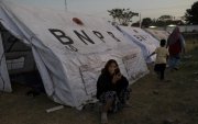 Personas duermen en refugios en la región de Maumere.
