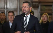El ministro de Vivienda de Colombia, Jaime Andrés Beltrán Martínez, habla en una rueda de prensa en Bogotá (Colombia).