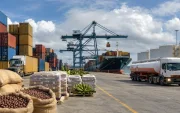 El encarecimiento de combustibles, materias primas y logística presiona los costos de las empresas ecuatorianas, mientras las exportaciones ganan valor pero pierden poder de compra.