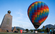 Los globos aerostáticos se elevan sobre la Mitad del Mundo durante el festival, ofreciendo a los visitantes una perspectiva diferente del paisaje.