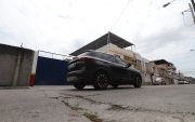 En algunos tramos de la calle Las Gaviotas, el asfalto presenta deterioro, algo que los moradores atribuyen al peso de los tanqueros de combustible.