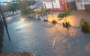 En sectores como Socio Vivienda, en el noroeste de Guayaquil, se acumuló el agua tras la lluvia de este 17 de agosto.