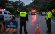 Referencial.Agentes de tránsito mantienen cerrada la vía El Carmen–Pedernales tras el accidente en el que murieron madre e hija.