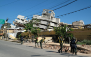 Edificio colapsado en La Guaira, Venezuela, tras dos sismos reportados en el Caribe.