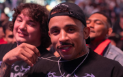 Carlos Prates durante UFC 330, con Michael Morales al fondo del escenario.