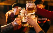 Amstel destaca su origen neerlandés y la tradición que ha acompañado a la marca desde su fundación en Ámsterdam, en 1870.