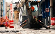 Los trabajos comenzaron el 17 de agosto y avanzan por tramos en Clemente Ballén, una de las vías de mayor movimiento del centro de Guayaquil.