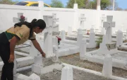 Varias tumbas del cementerio inglés de Ancón fueron destruidas durante el robo de placas de bronce.