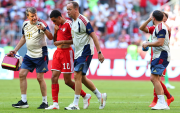 Jamal Musiala (c.), jugador del Bayern Munich, tras sufrir un desmayo en pleno partido.