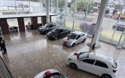 La concesionaria fue clausurada en la Kennedy, mientras clientes reclamaban la devolución de hasta $ 4.500 entregados por vehículos que nunca recibieron.