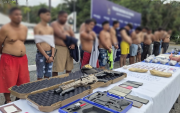 Armas y centro de monitoreo incautados en operativo policial en la vía a la costa.