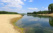 Bajo nivel del río Danubio a su paso por la localidad de Roseti, en Rumanía, en una imagen de principios de agosto.