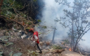 Miembros de la Cruz Roja de Kenia asistieron en el choque del helicóptero.
