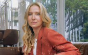 Stephany Hollihan fundó Sensi Studio, una marca con la que impulsó durante más de una década la moda sostenible y el trabajo artesanal ecuatoriano.