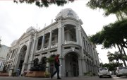 Ya no basta decir que lo peor que nos ha pasado es el centralismo y arroparnos en la bandera estrellada. Los jóvenes miran con tanto o más recelo lo que pasa en el palacio municipal que lo ocurre en Carondelet.