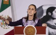 La presidenta de México, Claudia Sheinbaum, habla durante una rueda de prensa este miércoles, en Palacio Nacional de la Ciudad de México (México).