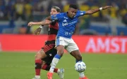 El atacante de Cruzeiro, el ecuatoriano Keny Arroyo, defiende la pelota en el duelo ante Flamengo.