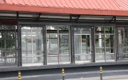 Puertas y mamparas dañadas forman parte del deterioro que presentan varias estaciones de la Metrovía en Guayaquil.