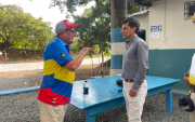 Jefferson Pérez, presidente del COE, junto a la selección ecuatoriana de tiro práctico durante uno de sus entrenamientos.