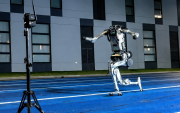 Unitree presentó un prototipo de robot humanoide al que atribuye una velocidad máxima de 12,66 metros por segundo, superior al pico de velocidad registrado por Usain Bolt.