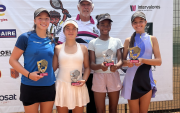 Andrés Gómez posa junto a las tenistas que se consagraron campeonas de la COSAT en la categoría femenina.