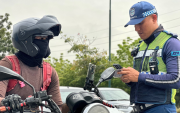 Miembros de la Agencia de Tránsito y Movilidad (ATM) realizan controles a motociclistas en varios sectores de Guayaquil.