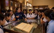 Estudiantes conocen el patrimonio documental del Archivo Histórico del Guayas durante una jornada educativa.