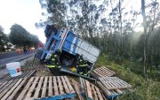 Accidente. Un tráiler quedó volcado tras chocar contra un poste en la avenida Simón Bolívar, a la altura de El Troje.
