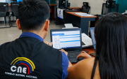 El Consejo Nacional Electoral de Ecuador revisa la documentación presentada por los candidatos.