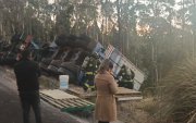 Accidente. Un tráiler volcó en la avenida Simón Bolívar tras chocar contra un poste. El conductor quedó atrapado, pero resultó ileso.