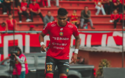 Kliver Moreno durante un partido con Deportivo Cuenca.
