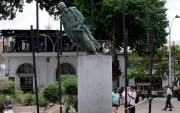 La estatua de Bolívar en Montenegro permanece inclinada y cercada tras los daños del terremoto del 10 de agosto.