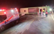 Un bus de pasajeros volcado en Yanayacu, Tungurahua, mientras equipos de emergencia atienden el siniestro.