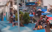 Operativo policial en un mercado de Quito tras la detención de una mujer con presuntas drogas.