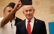 Un hombre se toma una selfie con el primer ministro israelí Benjamin Netanyahu durante las elecciones primarias del partido Likud en Jerusalén, el 17 de agosto de 2026.